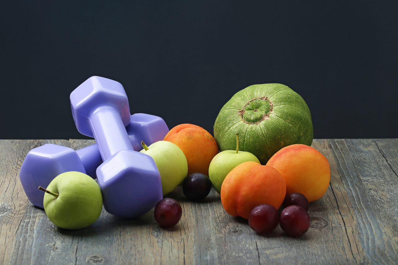 Bij Baat - gezonde-levensstijl-dumbbell-slim-horloge-en-fruit-1280x853
